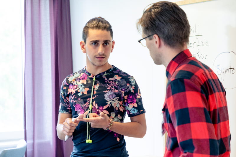 Ung kille samtalar med en man